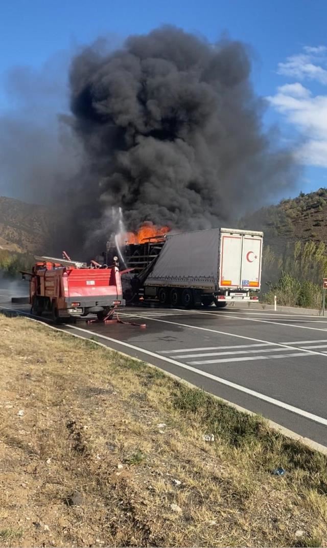 LASTİK YÜKLÜ TIR YANDI (VİDEO)