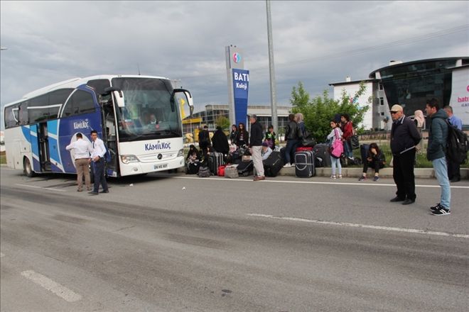 YOLCU OTOBÜSÜYLE TIR ÇARPIŞTI : 1 YARALI