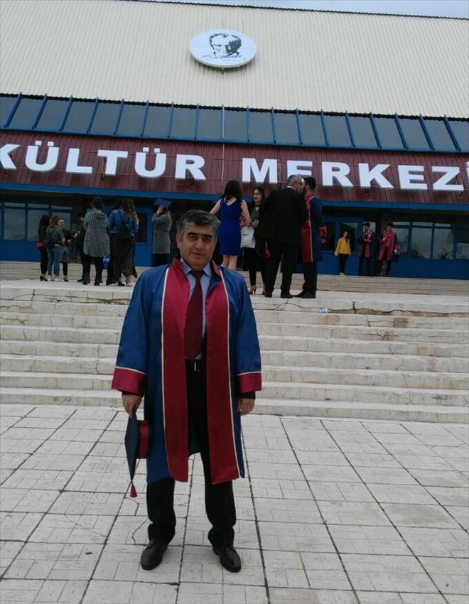 45 YAŞINDA KAZANDIĞI ÜNİVERSİTEYİ BİRİNCİLİKLE BİTİRDİ
