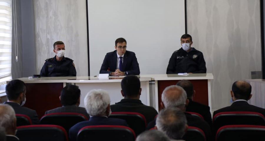 KAYMAKAM MUHTARLARLA BİR ARAYA GELDİ