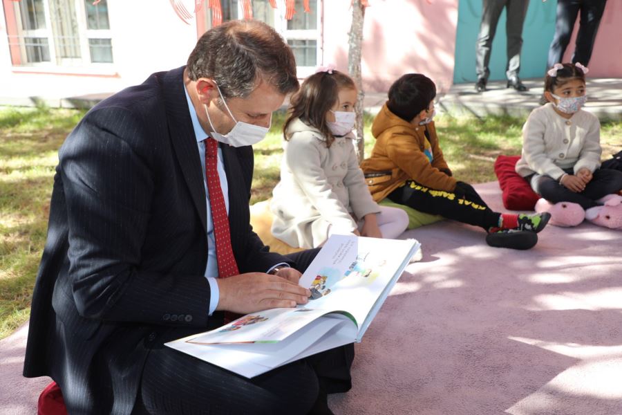 ÖĞRENCİLERLE BİRLİKTE KİTAP OKUDU