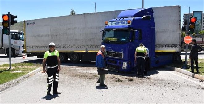TIR, TRAFİK LAMBASINA ÇAPRTI