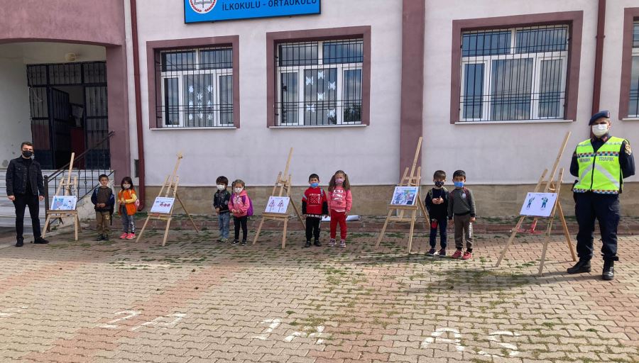 Jandarmadan köy okulunda trafik sergisi