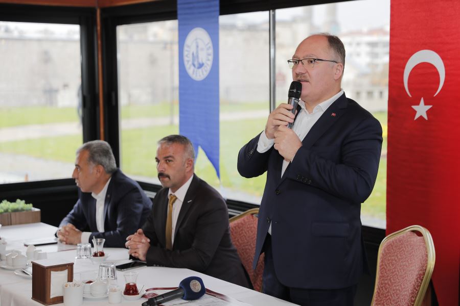 HİZMETTE AYNI PARTİLİYİZ (VİDEO)