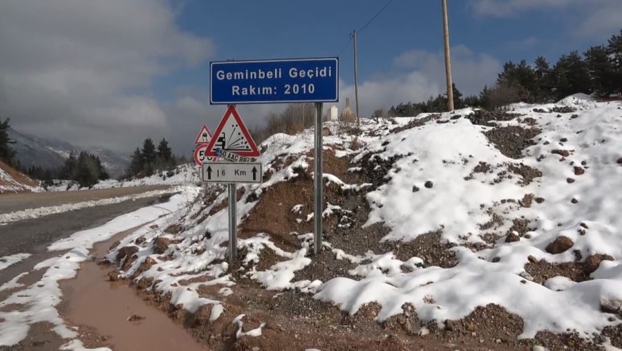 GEMİNBELİ GEÇİDİ BEYAZA BÜRÜNDÜ (VİDEO)