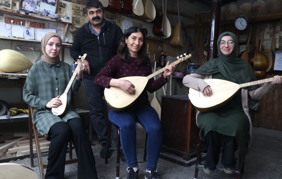 Bağlama üretimine kadın eli değdi