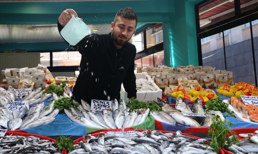 Bankacılığı bırakıp, baba mesleği balıkçılığa döndü