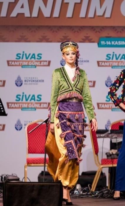 PODYUMDA BÜYÜLEDİLER