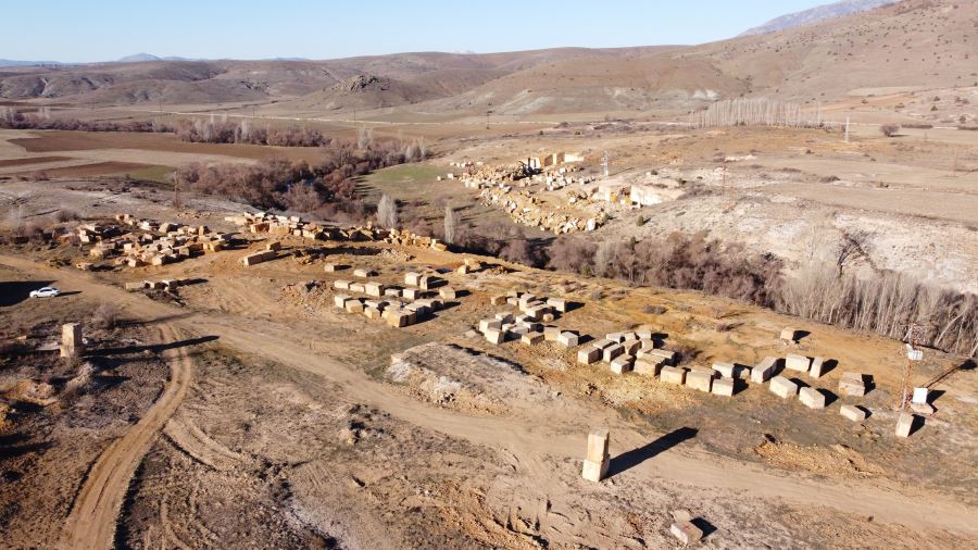 MERMER BLOKLARI ARAZİDE ATIL BIRAKILDI