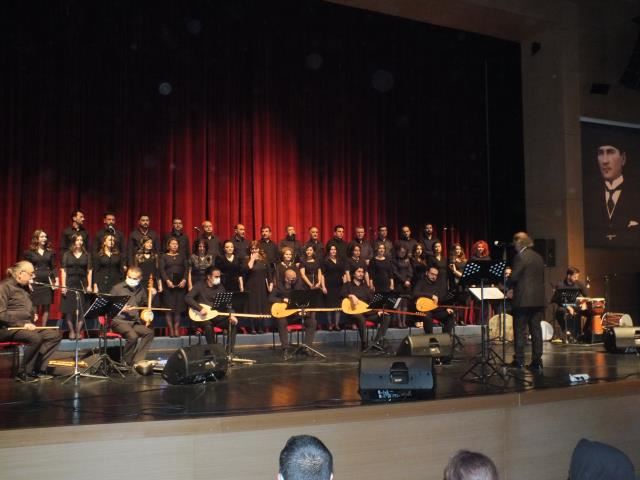Öğretmenler Korosu konser verdi