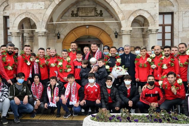 ŞAMPİYONLARA COŞKULU KARŞILAMA