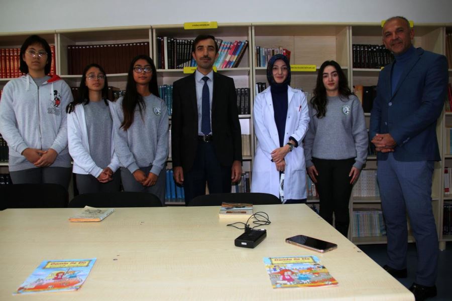 Lise öğrencileri görme engelliler için "kitaplara ses verdi"