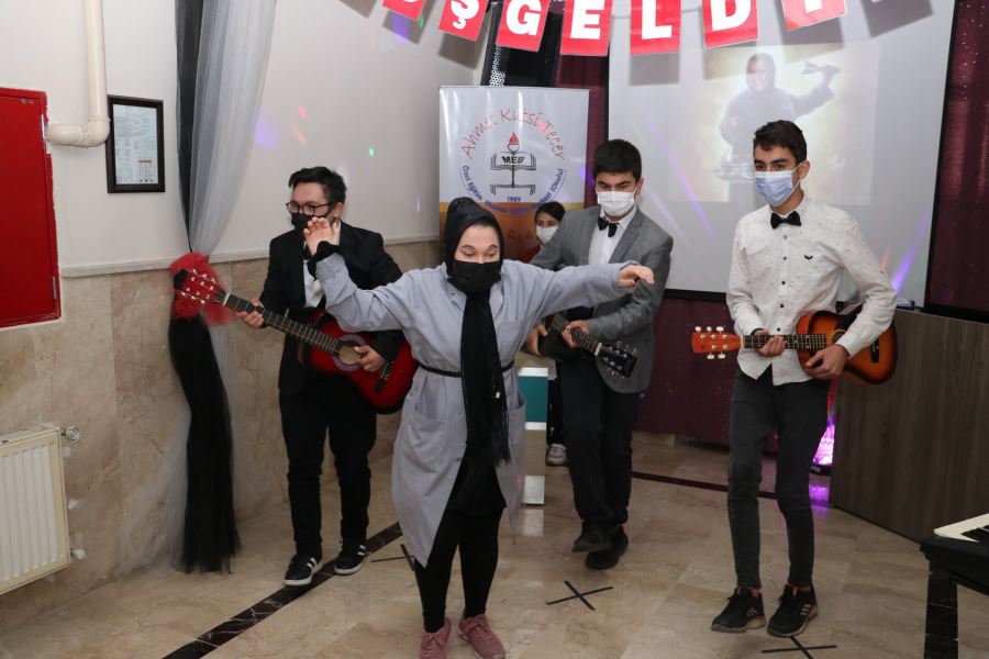 Özel öğrenciler engelliler gününü kutladı