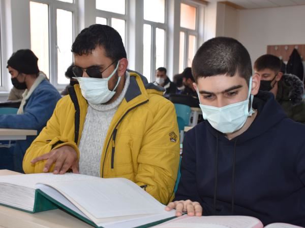 İLAHİYATIN İLK GÖRME ENGELLİ ÖĞRENCİSİ OLDU