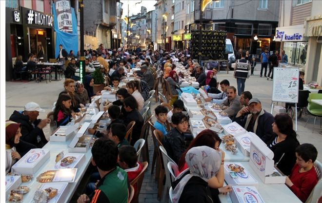 CAFELER SOKAKTA  3 BİN KİŞİYE İFTAR