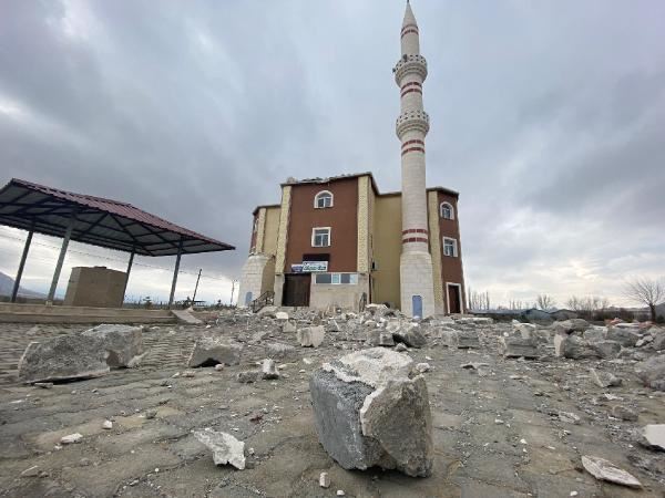 KUVVETLİ RÜZGARDA CAMİNİN MİNARESİ YIKILDI (VİDEO)