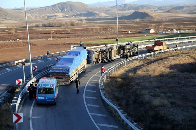 TIR devrildi, yol trafiğe kapandı