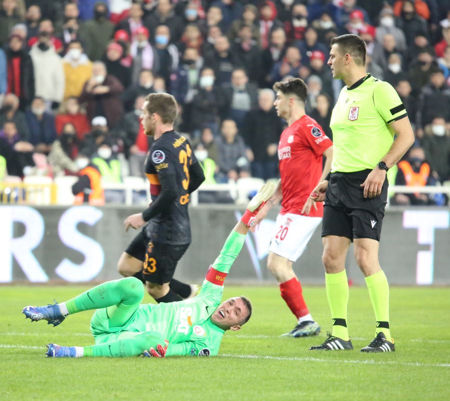 ‘Geçmiş olsun Muslera’