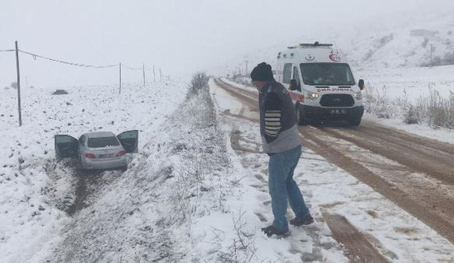 OTOMOBİL YOLDAN ÇIKTI: 1 YARALI