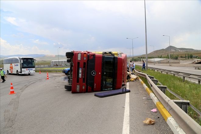 TIR DEVRİLDİ: 2 YARALI