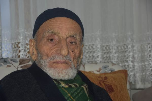 KORONAVİRÜSÜ YENİŞİNİ TÜRKÜ SÖYLEYEREK KUTLAMIŞTI