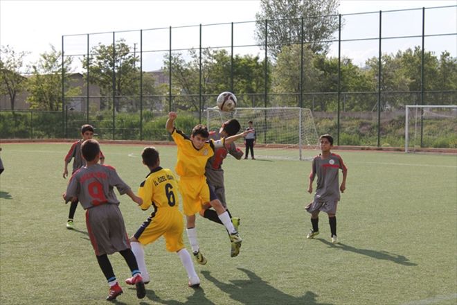 U12´DE HEYECAN SÜRÜYOR