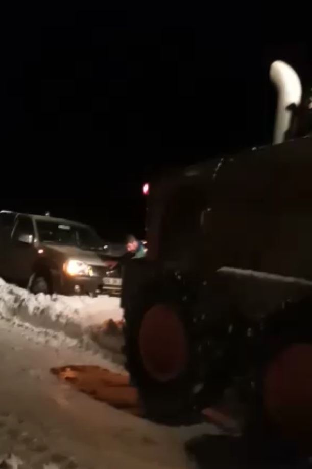 ARIZAYA GİDERKEN MAHSUR KALDILAR (VİDEO)