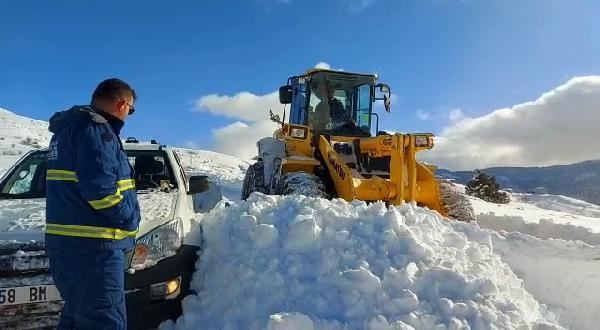 Karda mahsur kalan ÇEDAŞ ekipleri kurtarıldı (Video)