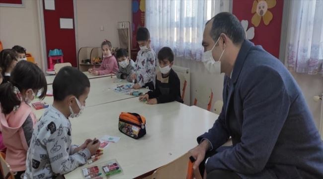 Kadın kursiyerler ve anaokulu öğrencilerine ziyaret