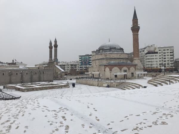 YENİ YILIN İLK GÜNÜ KARLA BAŞLADI