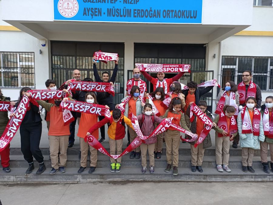 Nizipli öğrencilere Sivasspor atkısı