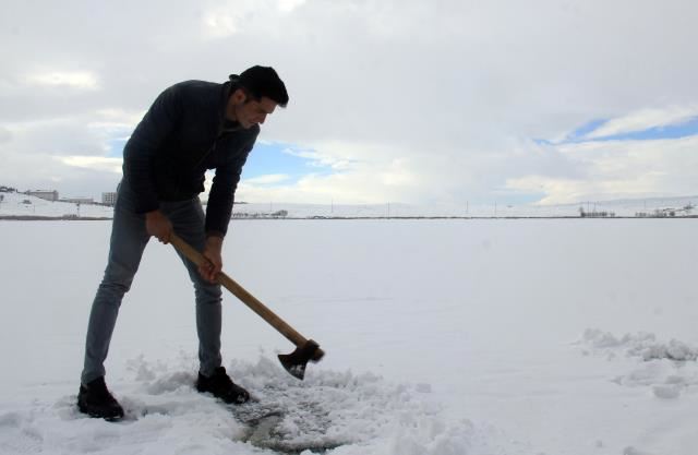 Hafik Gölü'nde buz kalınlığı 20 santimetreye ulaştı
