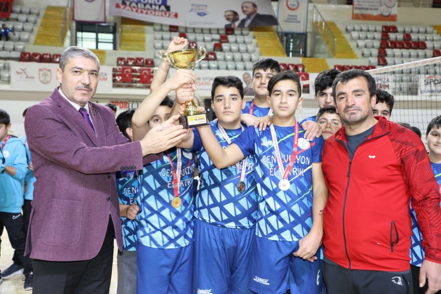 2 bin 700 sporcu ter döktü