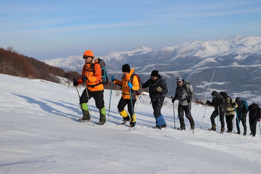 Karla kaplı Yıldız Dağı'nın zirvesine tırmandılar (Video)