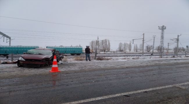 KAMYON İLE OTOMOBİL ÇARPIŞTI: 4 YARALI