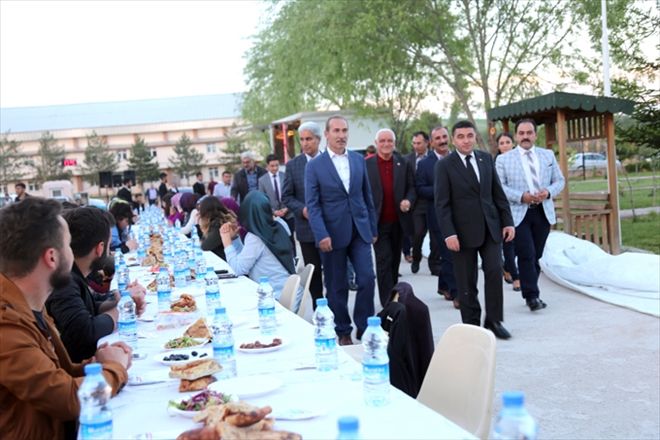 MYO BAHÇESİNDE REKTÖRLÜ İFTAR