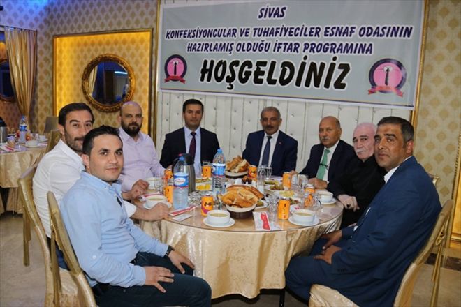 KONFEKSİYONCU VE TUHAFİYECİLER İFTARDA BULUŞTU