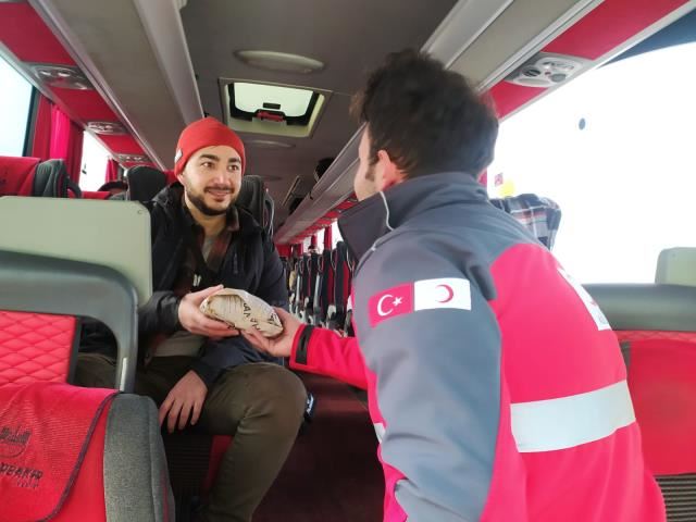 Türk Kızılay'ından kumanya ve yemek