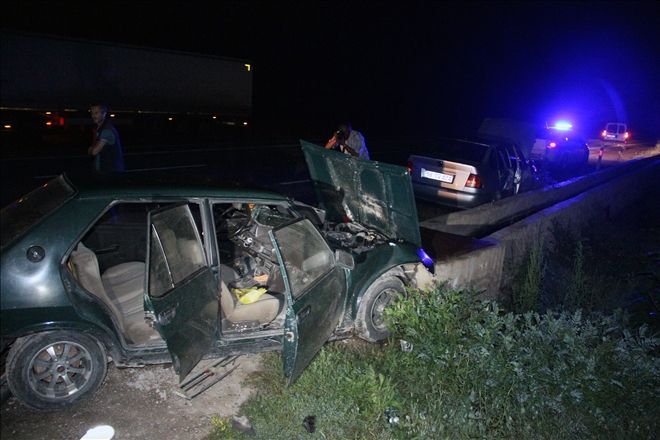 İKİ OTOMOBİL  ÇARPIŞTI: 3 YARALI