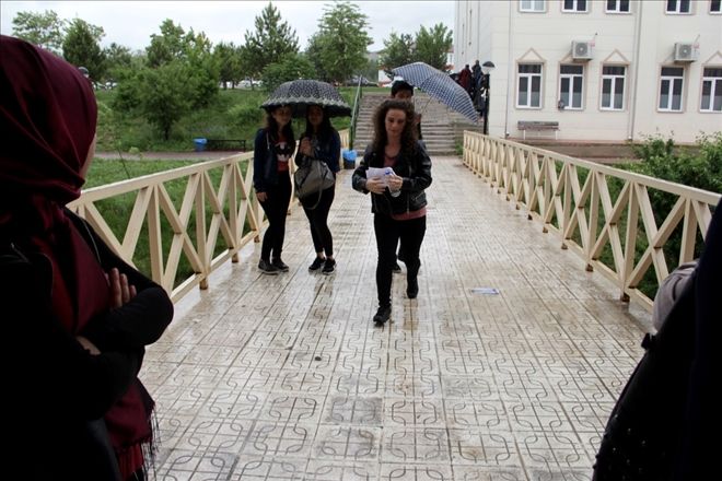 LYS´YE GEÇ KALAN ADAYLAR GÖZYAŞI DÖKTÜ