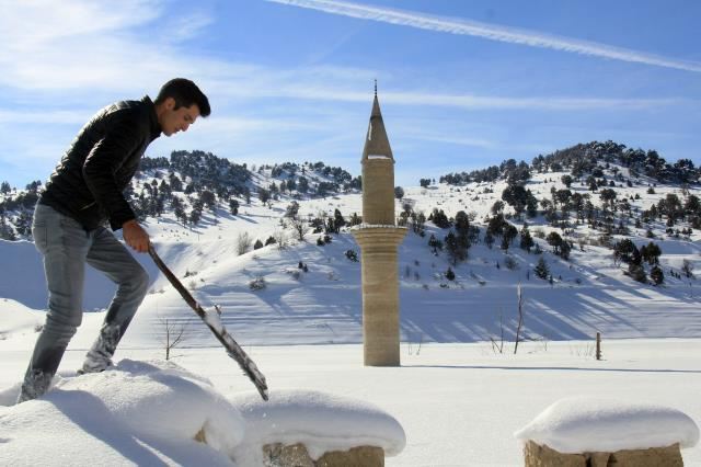 Pusat-Özen Barajı'nın yüzeyi buzla kaplandı