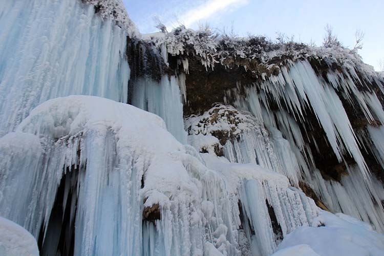 Dipsiz Göl Şelalesi, soğuk hava nedeniyle buz tuttu