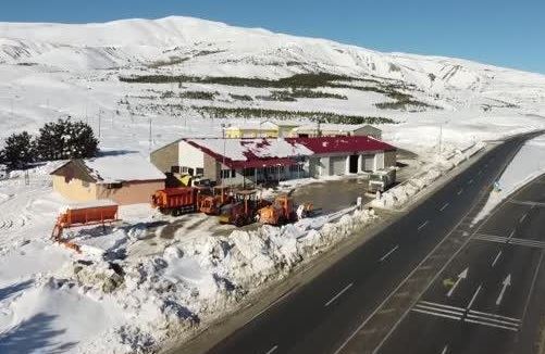 Karayolları ekipleri Kızıldağ'da zorlu mesaide