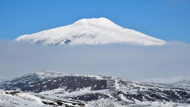 Zirvesi karla kaplı Yıldız Dağı'nda sis oluştu