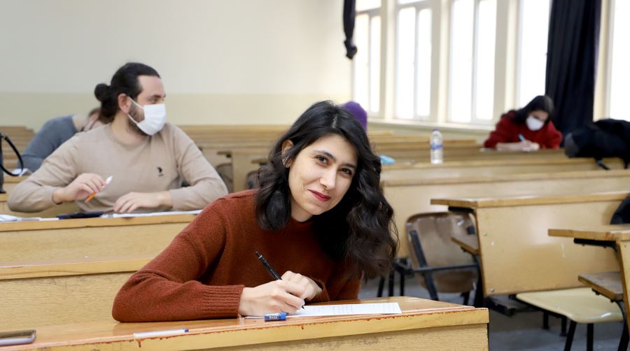 YENİ ÖĞRENCİLERİNİ ALDI