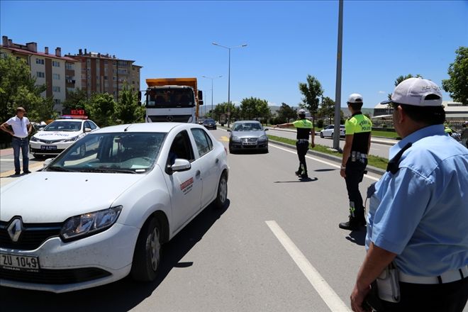 "DEMEDİ DEME, EMNİYET KEMERİNDEN 15 CEZA PUANI YEME"