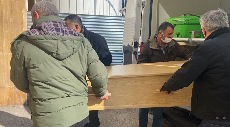 Babasını öldürüp donmayı beklemiş