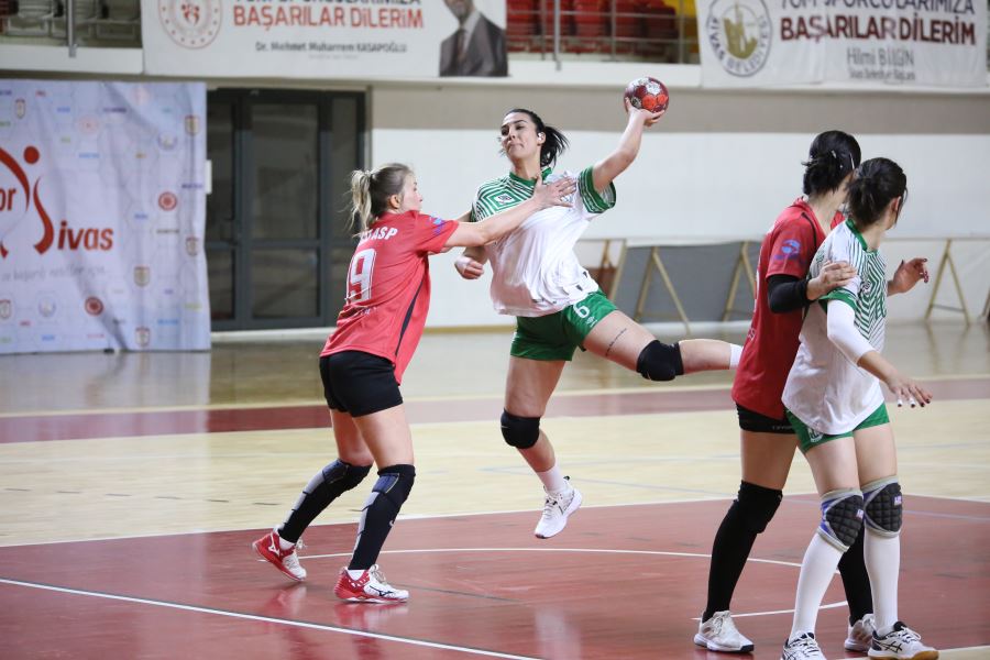 Hentbolcular 11 sayı farkla yendi