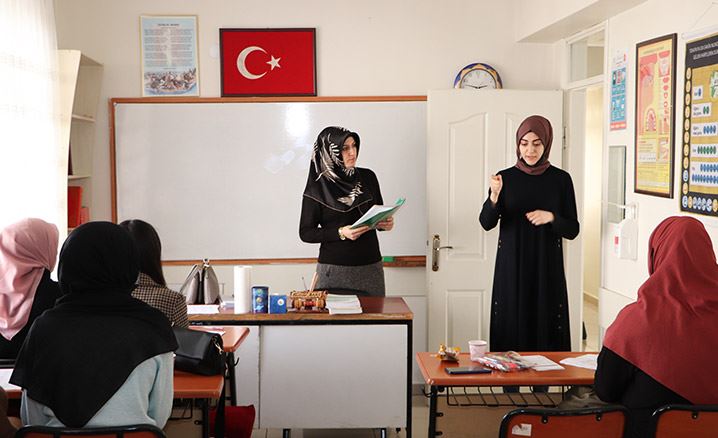 ÖĞRENCİLER İŞARET DİLİ ÖĞRENİYOR