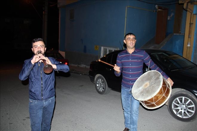 ERİK DALI GEVREKTİR İLE SAHURA KALDIRIYORLAR